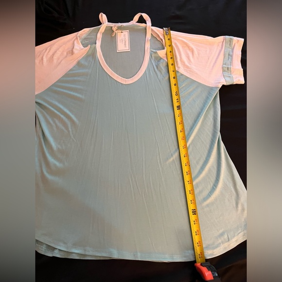 Women’s No Comment Plus Tiffany blue and white cut out shoulder top in 3x NWT - Picture 7 of 10